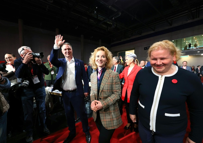 Greetings to the officials 2026: Babler surrounded by SPÖ ministers Eva-Maria Holzleitner ...