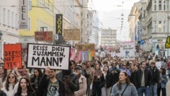 Frauen werden getötet, Opfer sexueller Übergriffe, geschlagen. Die Täter: in der Regel Männer. ...