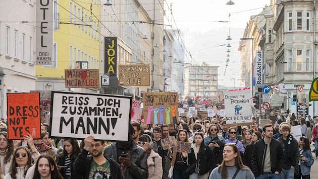 Frauen werden getötet, Opfer sexueller Übergriffe, geschlagen. Die Täter: in der Regel Männer. ...