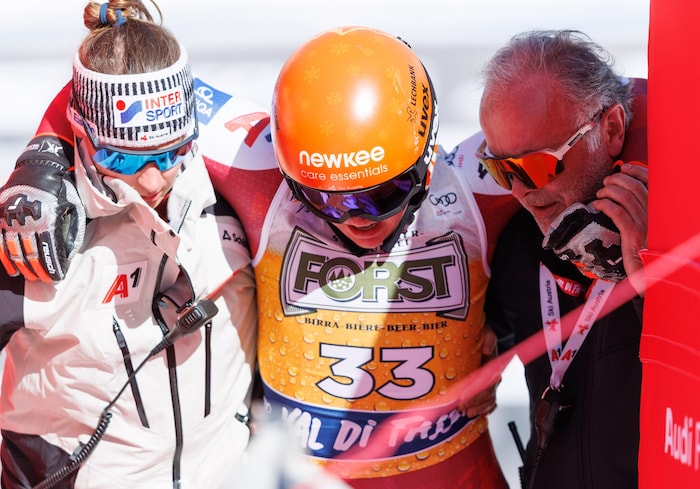 Sie musste aus dem Ziel gestützt werden.