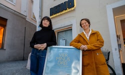 Valerie Pachner (li.) zusammen mit Barbara Pachl-Eberhart vor dem Das Kino 