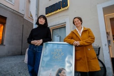 Valerie Pachner (li.) zusammen mit Barbara Pachl-Eberhart vor dem Das Kino 
