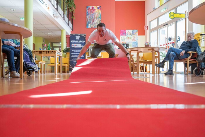 Stefan Schott rollt den roten Teppich für die Senioren aus.