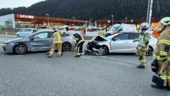 Der chinesische und der deutsche Lenker wurden ebenso verletzt wie zwei Beifahrer.