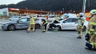 Der chinesische und der deutsche Lenker wurden ebenso verletzt wie zwei Beifahrer.