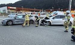 Der chinesische und der deutsche Lenker wurden ebenso verletzt wie zwei Beifahrer.