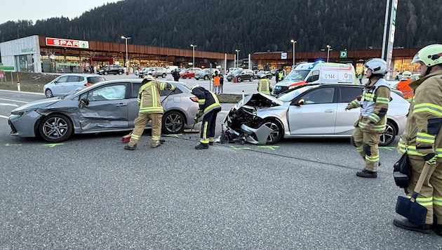 Der chinesische und der deutsche Lenker wurden ebenso verletzt wie zwei Beifahrer.