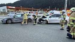 Der chinesische und der deutsche Lenker wurden ebenso verletzt wie zwei Beifahrer.