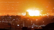Die iranische Hauptstadt Teheran ist am Samstagabend von heftigen Explosionen erschüttert ...