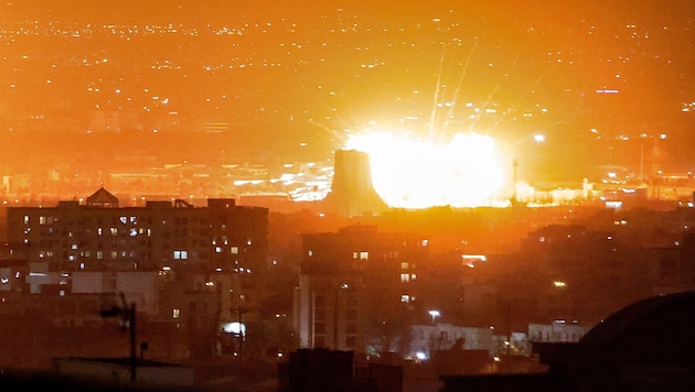 The Iranian capital Tehran was rocked by violent explosions on Saturday evening. Israel claims ...