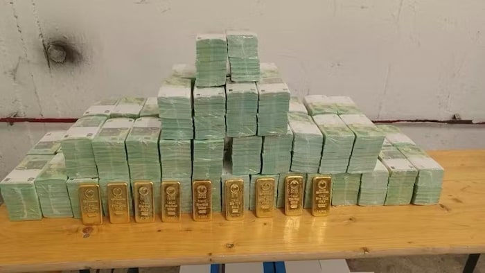 Der damals beschlagnahmte Geldberg und die Goldbarren mit Ziel Kiew