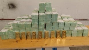 Der Geldtransporter-Inhalt: neun Kilo Gold und Millionen in Euro