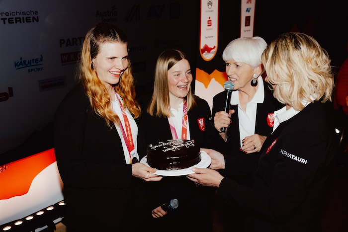 ÖPC-Präsidentin Maria Rauch-Kallat und ÖPC-Generalsekretärin Petra Huber überreichten Veronika ...