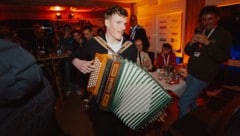 Johannes Aigner spielte bei der Goldparty mit seiner „Quetschn“.