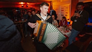 Johannes Aigner spielte bei der Goldparty mit seiner „Quetschn“.