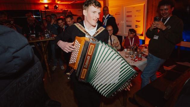 Johannes Aigner spielte bei der Goldparty mit seiner „Quetschn“.