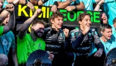 George Russell (re.) schnappte sich den ersten Sieg der neuen Formel-1-Saison.