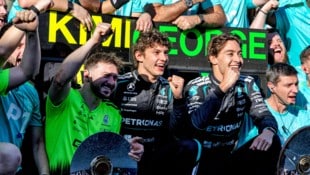 George Russell (re.) schnappte sich den ersten Sieg der neuen Formel-1-Saison.