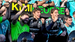 George Russell (re.) schnappte sich den ersten Sieg der neuen Formel-1-Saison.