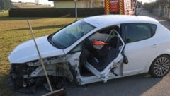 Die beteiligten Fahrzeuge wurden bei dem Unfall schwer beschädigt.