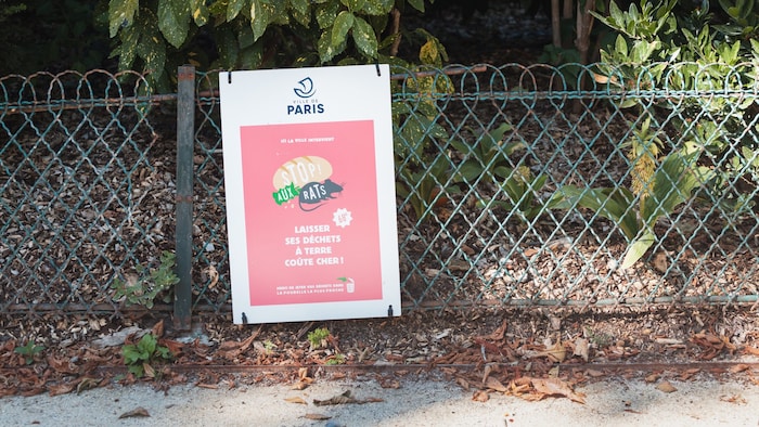 Dieses Schild macht darauf aufmerksam, dass man die Pariser Rattenpopulation nicht mit ...