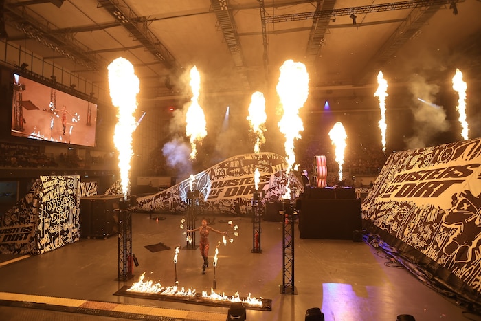 Atemberaubende Stunts treffen auf spekatkuläre Pyro-Show.