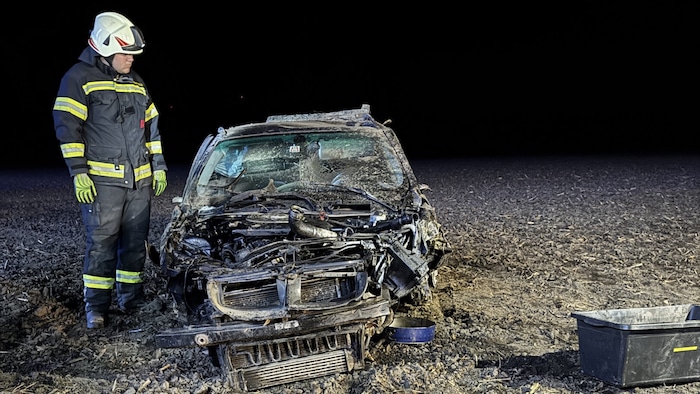 Der Lenker konnte nach dem Unfall selbstständig aus dem Fahzeug steigen.