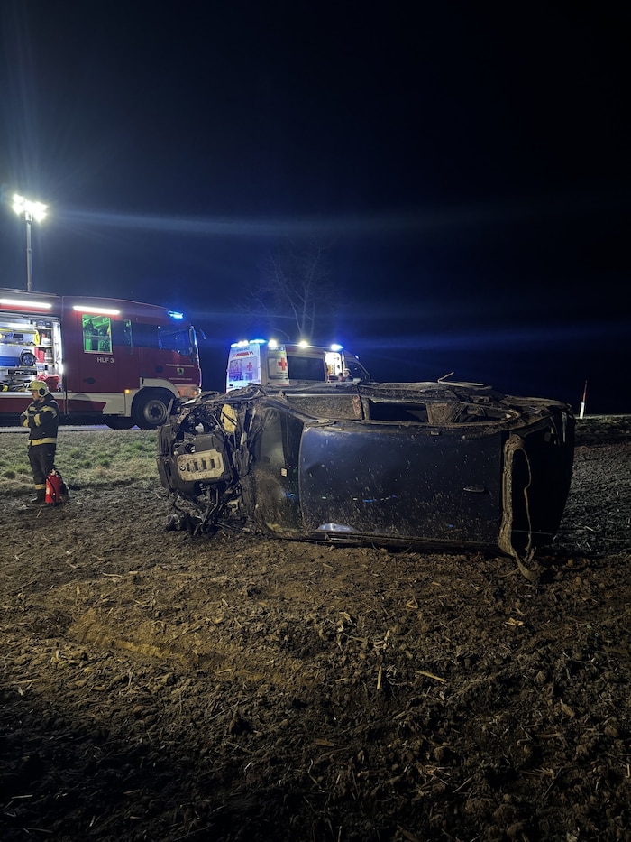 Das Auto überschlug sich mehrfach und kam auf einem Acker zum Liegen.