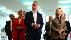 Vizekanzler Andreas Babler (Mitte) und Frauenministerin Eva Maria Holzleitner (rechts) am ...