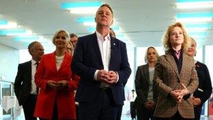 Vizekanzler Andreas Babler (Mitte) und Frauenministerin Eva Maria Holzleitner (rechts) am ...