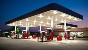 Die Frau randalierte an einer Wiener Tankstelle und attackierte zudem einen Polizisten ...