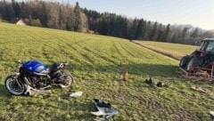 Der Motorradfahrer stieß mit einem Traktor zusammen.
