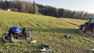 Der Motorradfahrer stieß mit einem Traktor zusammen.