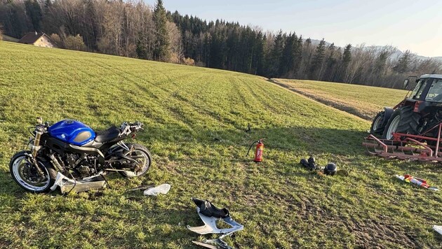 Der Motorradfahrer stieß mit einem Traktor zusammen.