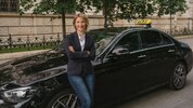 Diana Ispas ist eine der wenigen Taxifahrerinnen beim Unternehmen Taxi40100.