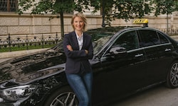 Diana Ispas ist eine der wenigen Taxifahrerinnen beim Unternehmen Taxi40100.