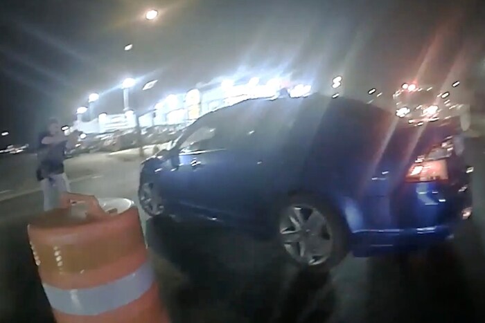 Auf diesem Bild aus einem Video des texanischen Ministeriums für öffentliche Sicherheit richtet ...