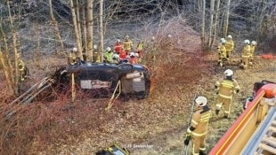 Einsatzkräfte bei der Arbeit nach dem schweren Verkehrsunfall