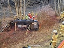 Einsatzkräfte bei der Arbeit nach dem schweren Verkehrsunfall