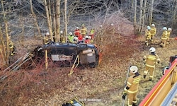 Einsatzkräfte bei der Arbeit nach dem schweren Verkehrsunfall