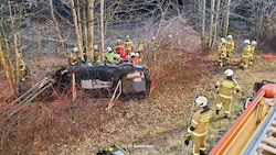 Einsatzkräfte bei der Arbeit nach dem schweren Verkehrsunfall