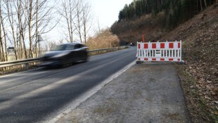 Der „Gehsteig ins Nichts“ bei der L32 Richtung Aldrans.