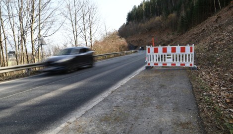 Der „Gehsteig ins Nichts“ bei der L32 Richtung Aldrans.