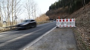 Der „Gehsteig ins Nichts“ bei der L32 Richtung Aldrans.