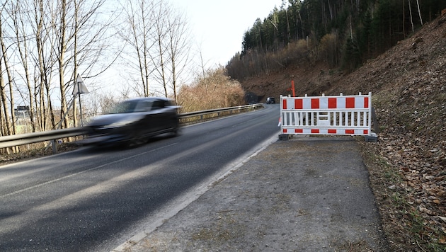 Der „Gehsteig ins Nichts“ bei der L32 Richtung Aldrans.