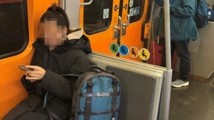 Rucksäcke, die offenbar unter körperlichen Einschränkungen leiden und deshalb einen ...