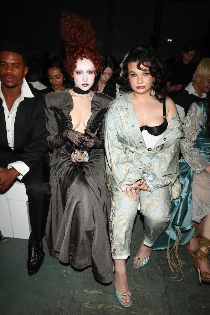 Chappell Roan (links) und Lola Young beider Westwood-Schau