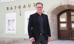 Harald Gappmaier zieht als strahlender Sieger ins Rathaus ein.