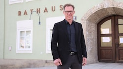 Harald Gappmaier zieht als strahlender Sieger ins Rathaus ein.