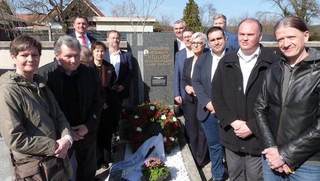 Familie und politische Vertreter kamen zur Enthüllung der Tafel.
